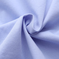 Hellblauer Baumwollstoff, Nahaufnahme, weiche Textur, ideal für Bekleidung und Heimtextilien.