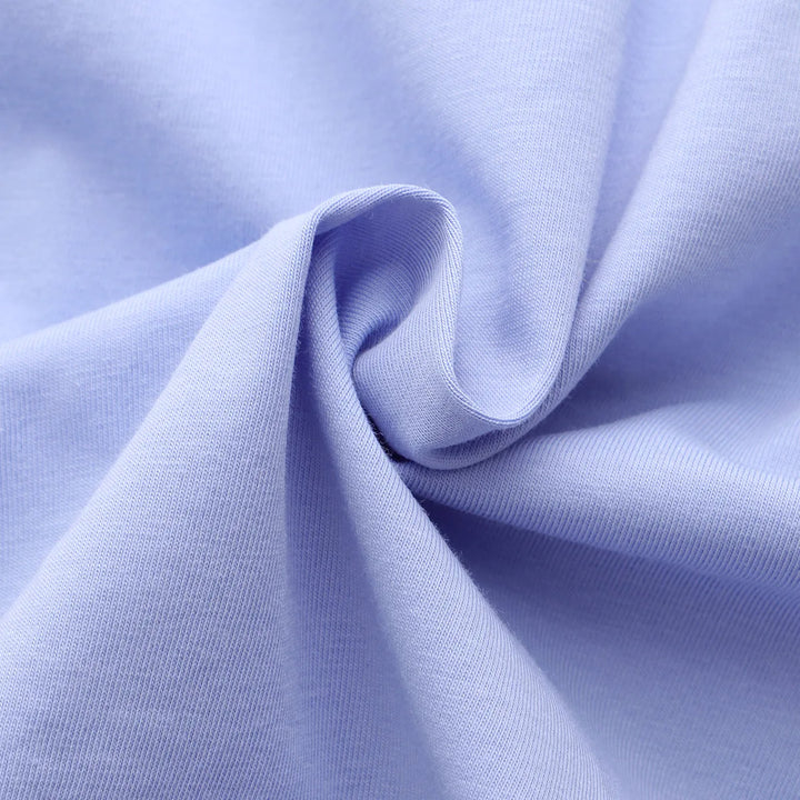 Hellblauer Baumwollstoff, Nahaufnahme, weiche Textur, ideal für Bekleidung und Heimtextilien.