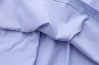 Hellblauer Baumwollstoff, weiche Textur, ideal für Bekleidung und Heimtextilien.