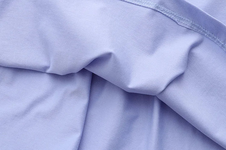 Hellblauer Baumwollstoff, weiche Textur, ideal für Bekleidung und Heimtextilien.