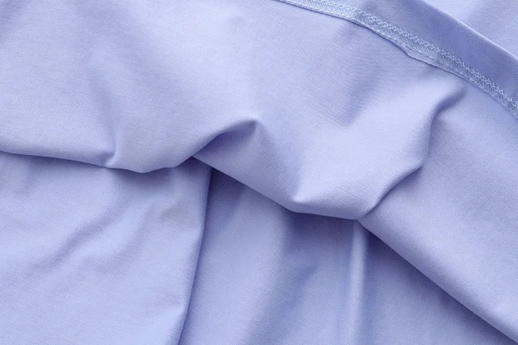 Hellblauer Baumwollstoff, weiche Textur, ideal für Bekleidung und Heimtextilien.