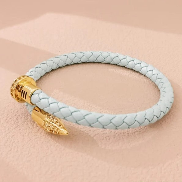 Geflochtenes Armband hellblau, goldener Verschluss, Leder, modisches Accessoire, elegant.