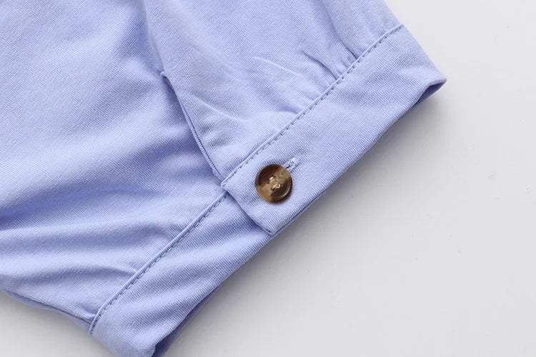 Hellblaues Hemdärmel mit Knopf, Baumwolle, Herrenmode, elegantes Design, Business-Kleidung.