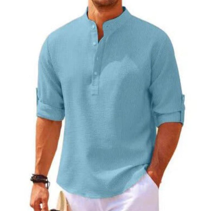 Männer Leinenhemd, hellblau, Stehkragen, langärmlig, lässig, Sommermode, Freizeitkleidung.