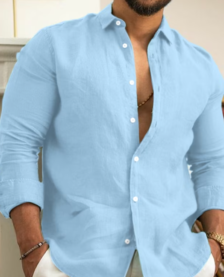 Mann in hellblauem Leinenhemd, lässiger Stil, Sommermode, Herrenbekleidung.