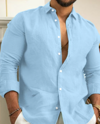 Mann in hellblauem Leinenhemd, lässiger Stil, Sommermode, Herrenbekleidung.