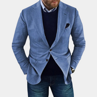 Blauer Herrenblazer aus Leinen, eleganter Freizeitlook, kombiniert mit Jeans und Hemd.
