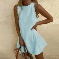 Frau in hellblauem Sommerkleid mit Korbtasche, ärmellos, welliger Saum, modisch, elegant.