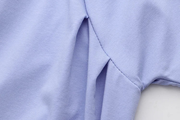 Hellblaues Baumwoll-T-Shirt, Nahaufnahme, weicher Stoff, modisches Design, Freizeitkleidung.