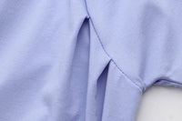 Hellblaues Baumwoll-T-Shirt, Nahaufnahme, weicher Stoff, modisches Design, Freizeitkleidung.