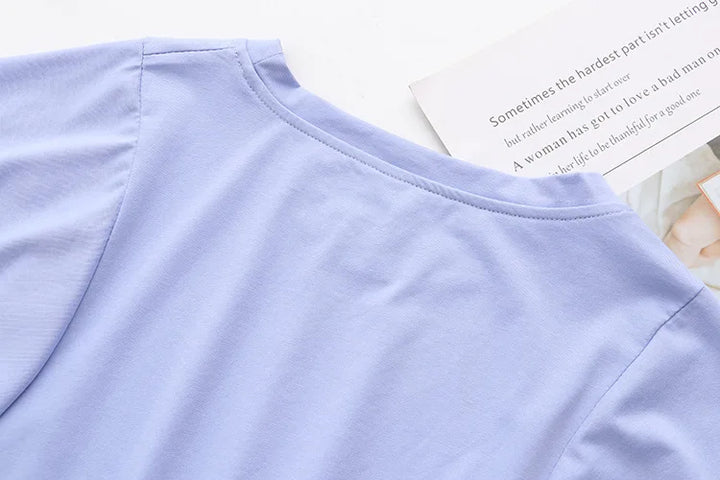 Hellblaues T-Shirt aus Baumwolle, Rückansicht, auf weißem Hintergrund, modisch, bequem.