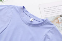 Hellblaues T-Shirt aus Baumwolle, Rundhalsausschnitt, lässig, Damenmode, auf weißem Hintergrund.