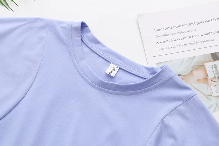 Hellblaues T-Shirt aus Baumwolle, Rundhalsausschnitt, lässig, Damenmode, auf weißem Hintergrund.