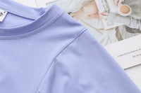 Hellblaues Baumwoll-T-Shirt, Nahaufnahme, weicher Stoff, lässige Mode, Damenbekleidung.