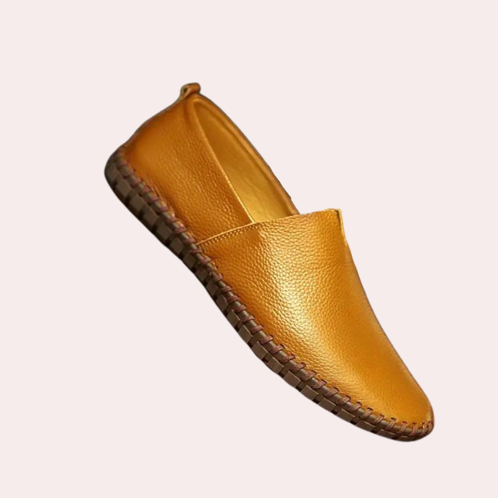 Hellbrauner Lederschuh für Herren, handgefertigt, rutschfeste Sohle, elegantes Design.