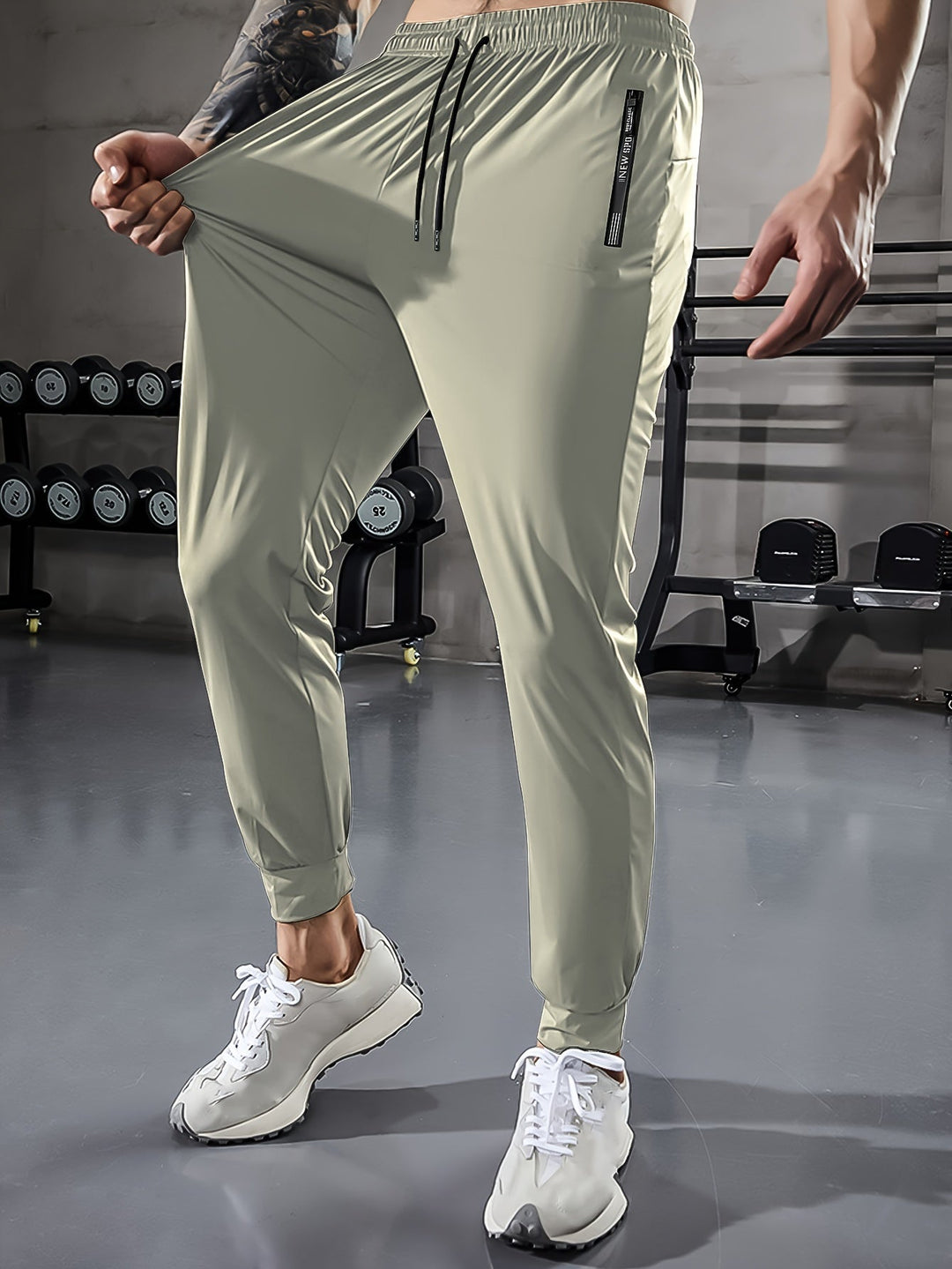 Herren Jogginghose beige, elastisch, mit Kordelzug, ideal für Fitness und Freizeit.