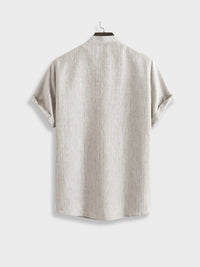 Hellgraues Kurzarmhemd aus Leinen, Rückansicht, lässig, knitterarm, für Herren.