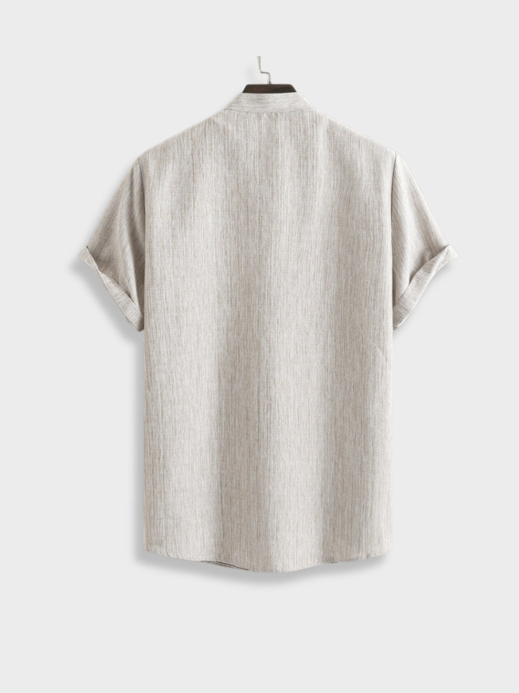 Hellgraues Kurzarmhemd aus Leinen, Rückansicht, lässig, knitterarm, für Herren.