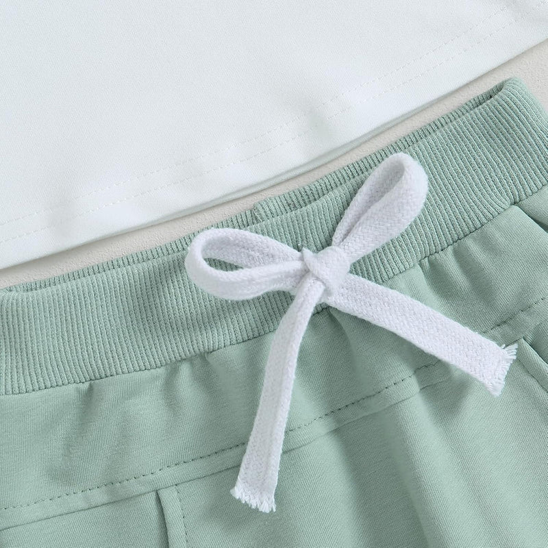 Grüne Jogginghose mit weißem Kordelzug, Baumwolle, bequem, sportlich, Freizeitkleidung.