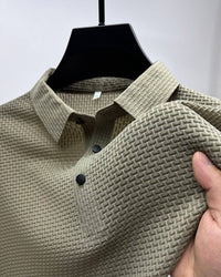 Beiges Herrenhemd mit strukturiertem Muster, Knopfleiste, elegantes Design, auf Kleiderbügel.