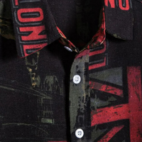 Schwarzes und rotes Hemd mit grafischem Print, Knopfleiste, Baumwolle, Herrenmode.