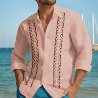 Mann in beiger Leinenhemd mit Stickerei am Strand, Sommermode, Herrenbekleidung.