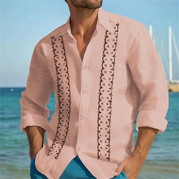 Mann in beiger Leinenhemd mit Stickerei am Strand, Sommermode, Herrenbekleidung.