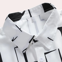 Weiße Hemdbluse mit schwarzem geometrischem Muster, Baumwolle, modisch, elegant, Damenmode.