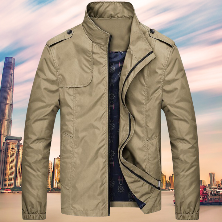 Beige Herrenjacke, wasserabweisend, mit Reißverschluss, ideal für Outdoor-Aktivitäten.