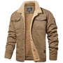 Braune Herren-Bomberjacke mit Fleece-Futter, Wintermode, warm, stilvoll, Outdoor-Bekleidung.