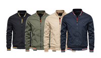 Vier Herren-Bomberjacken in Schwarz, Grün, Beige und Blau mit Reißverschluss und gestreiftem Kragen.