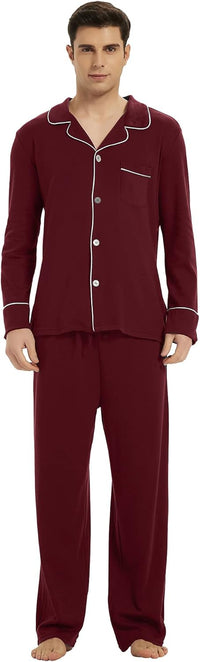 Mann in bordeauxrotem Pyjama-Set aus Baumwolle mit weißen Paspeln, Langarm, Knopfleiste.