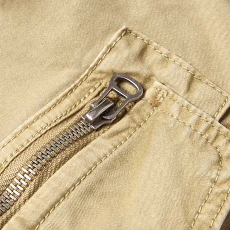 Beige Herren-Cargohose mit Reißverschluss, Baumwolle, robustes Design, Freizeitmode.