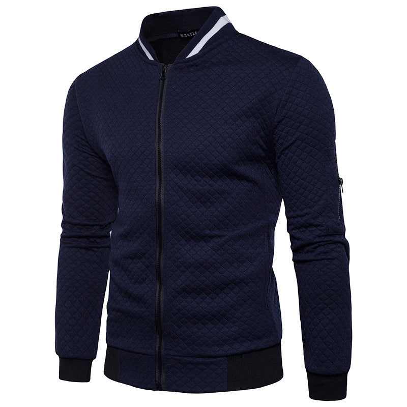 Dunkelblaue Herrenjacke, Stehkragen, Reißverschluss, gesteppter Stoff, Slim Fit, langärmelig.