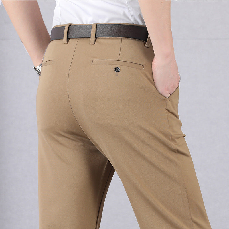 Beige Herrenhose aus Baumwolle, Rückansicht, brauner Gürtel, eleganter Business-Look.