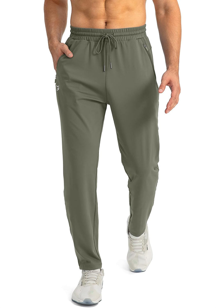 Mann in olivgrüner Jogginghose, elastischer Bund, Taschen, sportlich, bequem, Fitnessmode.