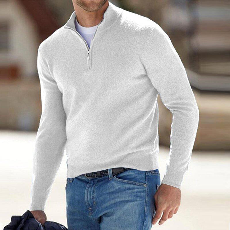Mann in weißem Pullover mit Reißverschluss, blaue Jeans, lässige Herrenmode, Outdoor.