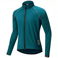 Grüne Herren-Radjacke, langärmelig, winddicht, atmungsaktiv, mit Reißverschluss.