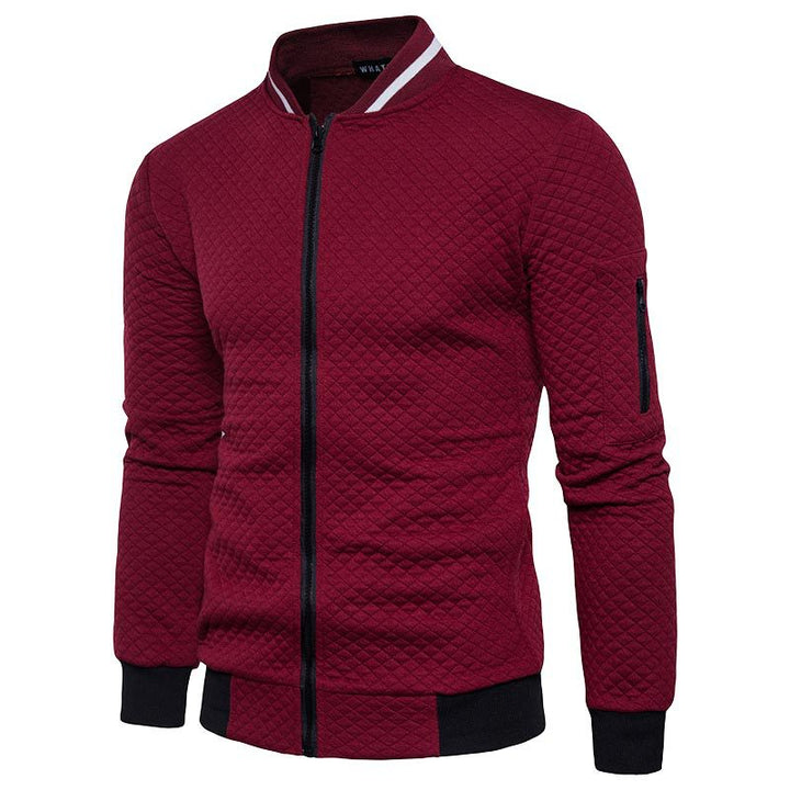 Rote Herrenjacke, Stehkragen, Reißverschluss, gesteppter Stoff, Slim Fit, langärmlig.
