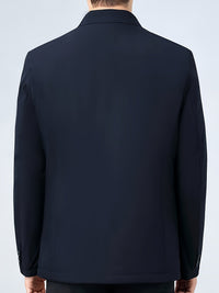 Schwarzer Herrenanzug, Rückansicht, elegantes Design, formelle Kleidung, glatter Stoff.