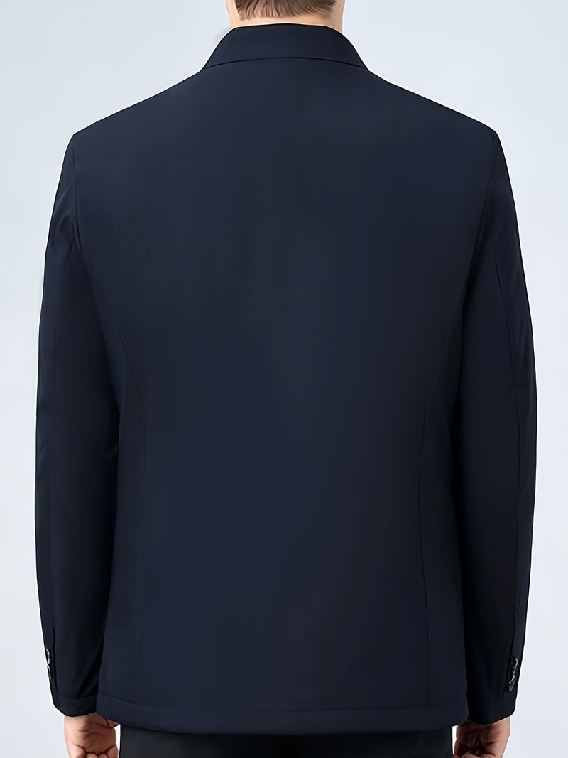 Schwarzer Herrenanzug, Rückansicht, elegantes Design, formelle Kleidung, glatter Stoff.