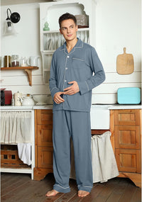 Mann in blauer Pyjama-Set aus Baumwolle in rustikaler Küche, gemütliche Nachtwäsche.