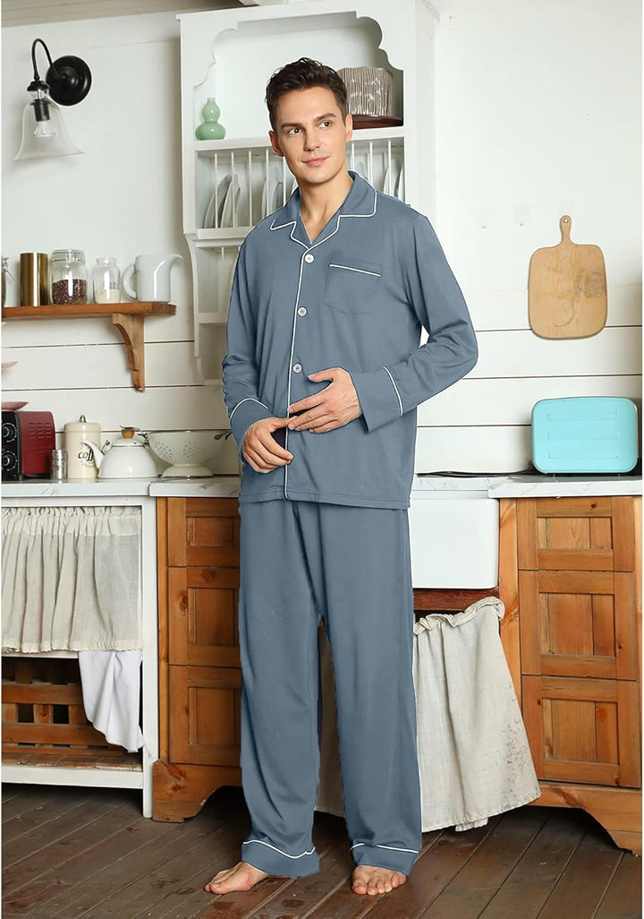 Mann in blauer Pyjama-Set aus Baumwolle in rustikaler Küche, gemütliche Nachtwäsche.