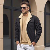 Mann in schwarzer Jacke mit beigem Futter, Sonnenbrille, modisch, Herbstmode, Herrenbekleidung.