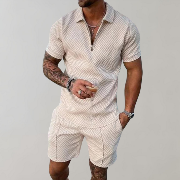 Mann in beigem Sommer-Set mit geometrischem Muster, Kurzarmhemd und Shorts, lässige Herrenmode.