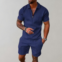 Mann in blauem, gemustertem Sommer-Set, Kurzarmhemd und Shorts, lässige Herrenmode.