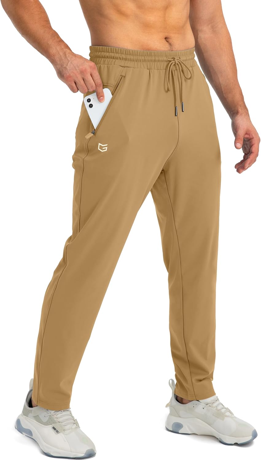 Männer Jogginghose beige, elastisch, mit Taschen, ideal für Sport und Freizeit.
