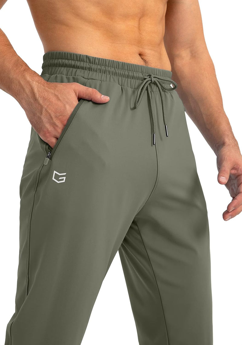 Grüne Herren-Trainingshose, elastisch, mit Kordelzug, seitlichen Taschen, Fitnessbekleidung.