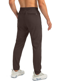 Mann in brauner Jogginghose, elastischer Bund, sportlich, bequem, Rückansicht, weiße Sneaker.