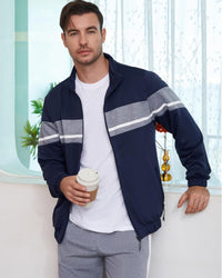 Mann in dunkelblauer Trainingsjacke mit Kaffeebecher, sportlich, modern, Freizeitkleidung.